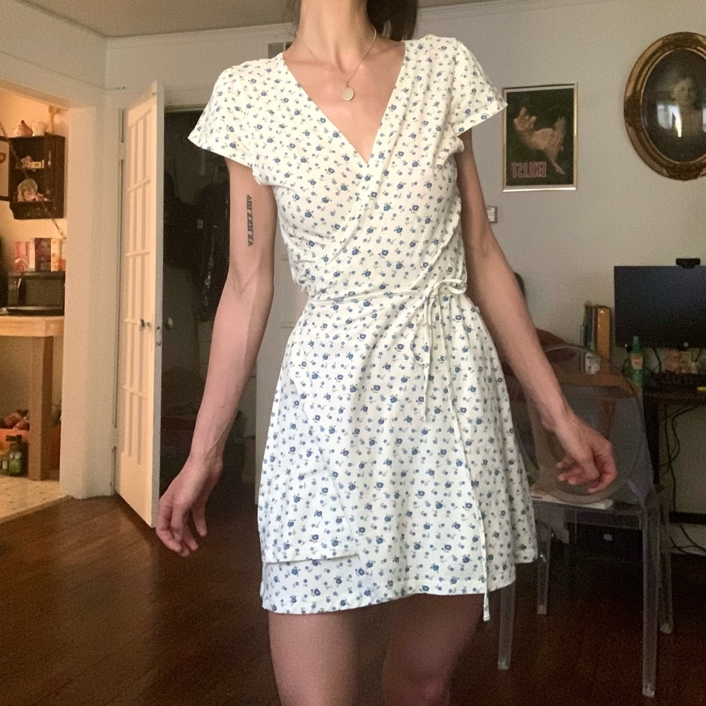 Brandy Melville white Robbie wrap dress blue flowers. Adjustable XXS - S.